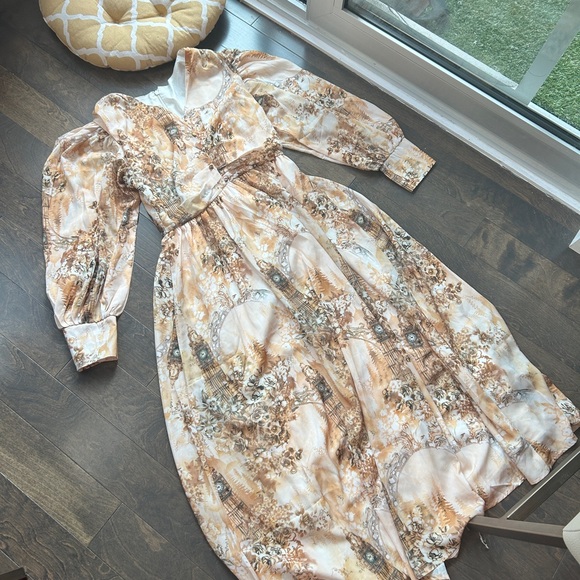 Romantic Boho Maxi Dress with Long Sleeves and Victorian Print - Picture 4 of 11